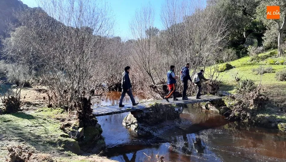 Coqueto puente de pizarra sobre el pasarán los senderistas
