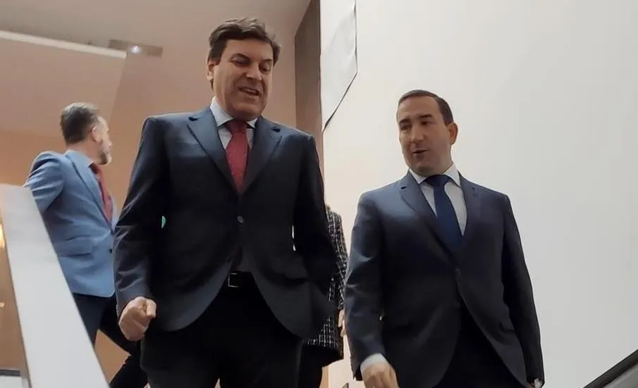 Fernández Carriedo junto al delegado territorial de la Junta en Salamanca, Eloy Ruiz. Foto EP