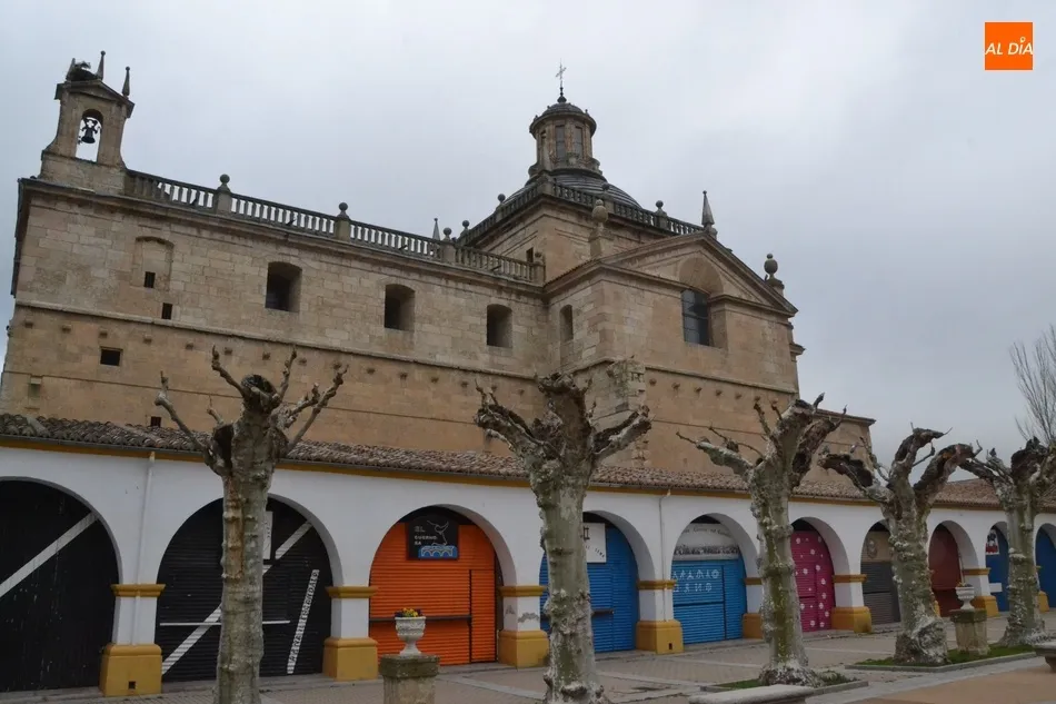 Foto 2 - La Plazuela del Buen Alcalde ya luce su habitual colorido carnavalero  