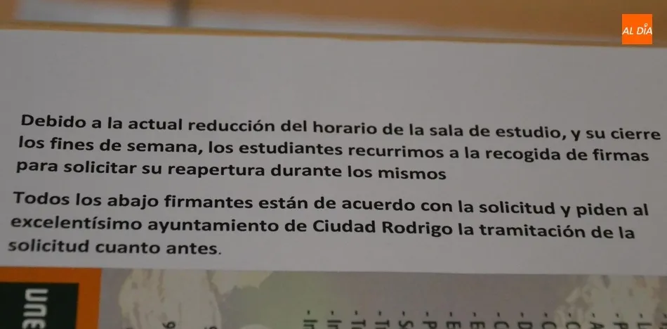 Foto 4 - Recogen firmas contra la reducci&oacute;n de horarios de las aulas de estudio del Edificio Educativo  