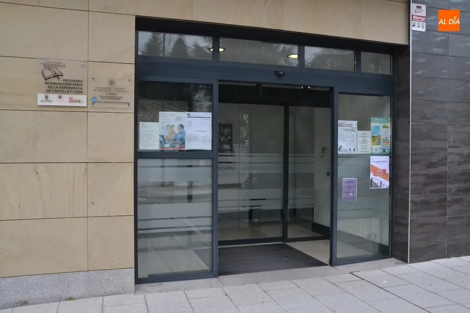 Foto 2 - Recogen firmas contra la reducci&oacute;n de horarios de las aulas de estudio del Edificio Educativo  
