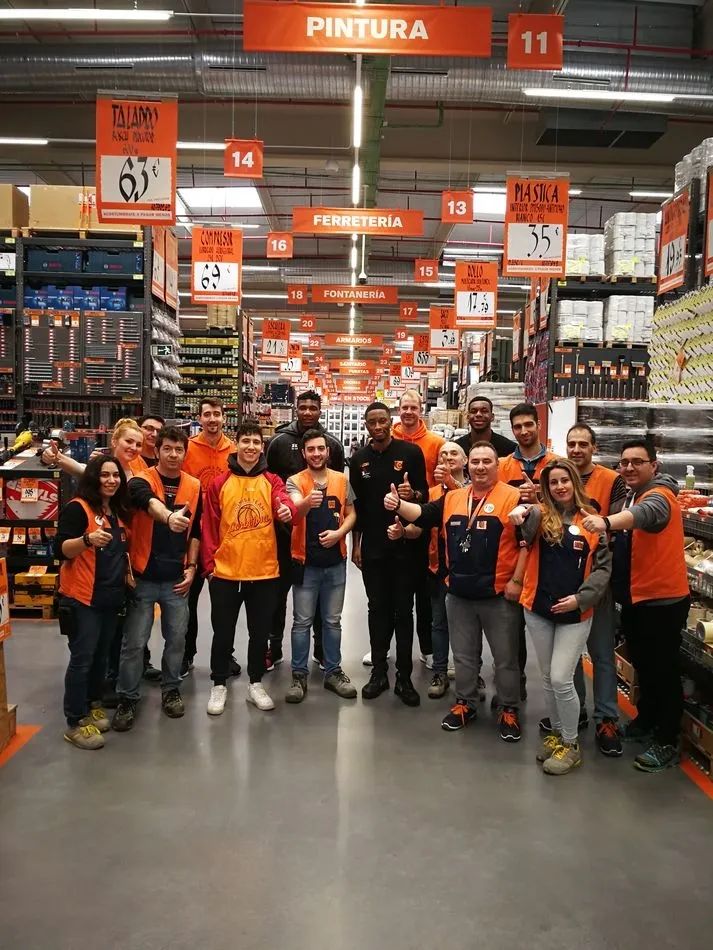 Foto 3 - Aquimisa Carbajosa visita a sus patrocinadores para agradecerles el apoyo  