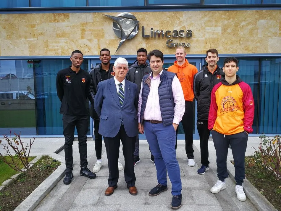 La plantilla en la sede de Limcasa junto al presidente de la empresa, Godofredo García