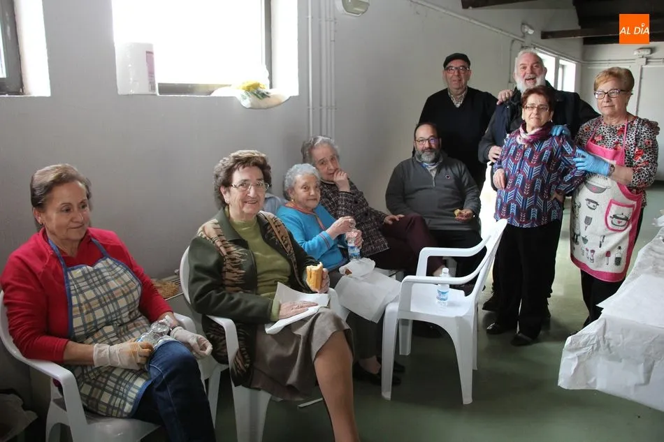 Parte fundamental de esta jornada son los voluntarios encargados de preparar los bocadillos / Archivo