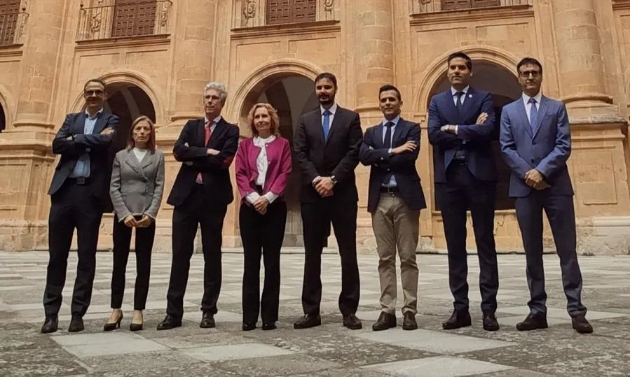 Equipo rectoral y directivo de la UPSA en la sede central de la institución. Foto EP