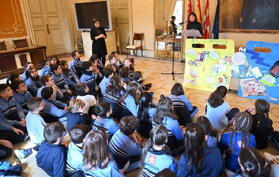 Foto 4 - El Colegio Salesiano Mar&iacute;a Auxiliadora recibe el premio del concurso &lsquo;Dando vida, hagamos que...