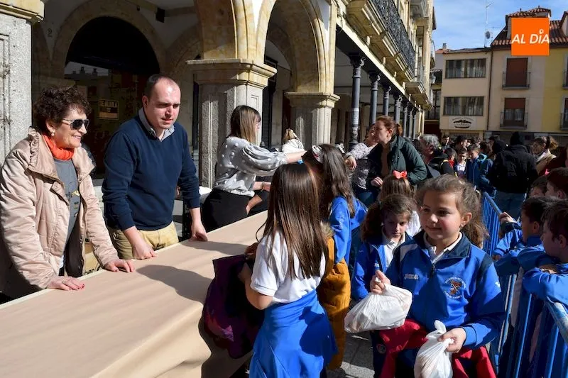 El reparto de los bocadillos se realizó en la Plaza Mayor / Pedro Zaballos