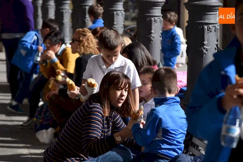 Foto 7 - La &lsquo;Operaci&oacute;n Bocata&rsquo; vuelve a supera el millar de bocadillos repartidos en Alba de Tormes