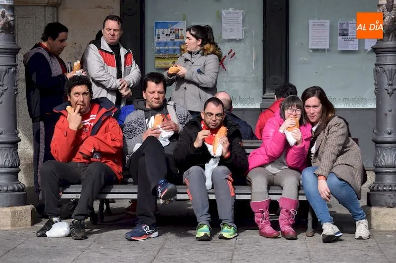 Foto 3 - La &lsquo;Operaci&oacute;n Bocata&rsquo; vuelve a supera el millar de bocadillos repartidos en Alba de Tormes