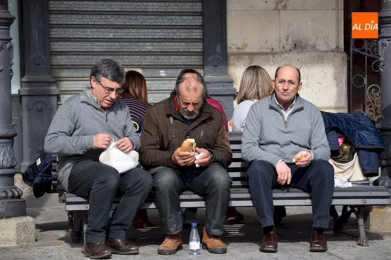 Foto 2 - La &lsquo;Operaci&oacute;n Bocata&rsquo; vuelve a supera el millar de bocadillos repartidos en Alba de Tormes