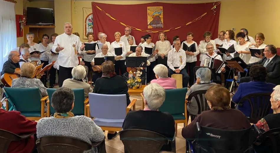 La Rondalla Aires del Águeda envuelve de ambiente carnavalero la Residencia Caracillo  