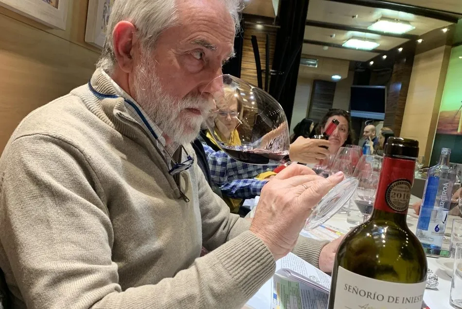 Fernando Arce ejerció como director de la cata / FOTOS: JAVIER BRAGADO