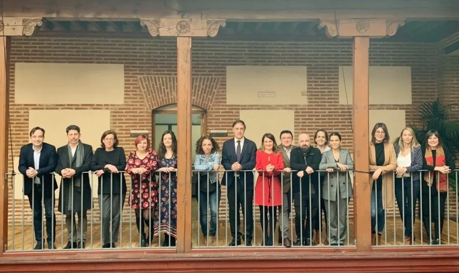 Foto de familia de la reunión del Grupo de Ciudades Patrimonio de la Humanidad, con el alcalde de Salamanca, Carlos García Carbayo, en el centro