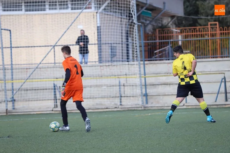 Foto 6 - El Capuchinos de Juvenil Provincial no se rinde en busca de su primera victoria de la temporada
