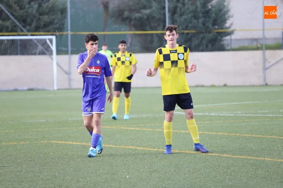 Foto 5 - El Capuchinos de Juvenil Provincial no se rinde en busca de su primera victoria de la temporada