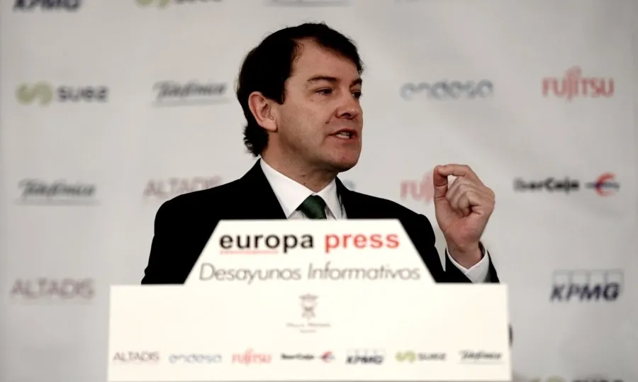 El presidente de Castilla y León, Alfonso Fernández Mañueco, interviene en un Desayuno Informativo de Europa Press, en Madrid. Foto de Óscar Cañas - EP