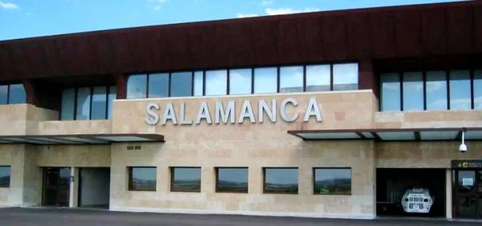 Una de las fachadas del aeropuerto de Salamanca