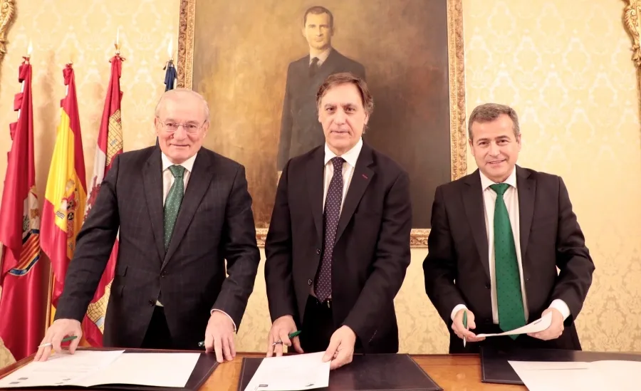 El acuerdo ha sido rubricado en Salamanca por el presidente de Unicaja Banco, Manuel Azuaga; el presidente de la Fundación Caja Duero, José María de la Vega; y el vicepresidente primero de la misma, Carlos García Carbayo
