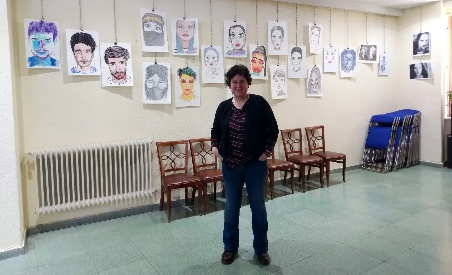 Lena Manzanedo, junto a sus obras en el Centro Gallego de Salamanca