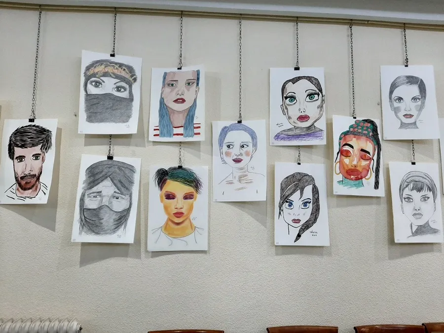 Foto 2 - Los dibujos de Lena Manzanedo se exponen en el Centro Gallego de Salamanca