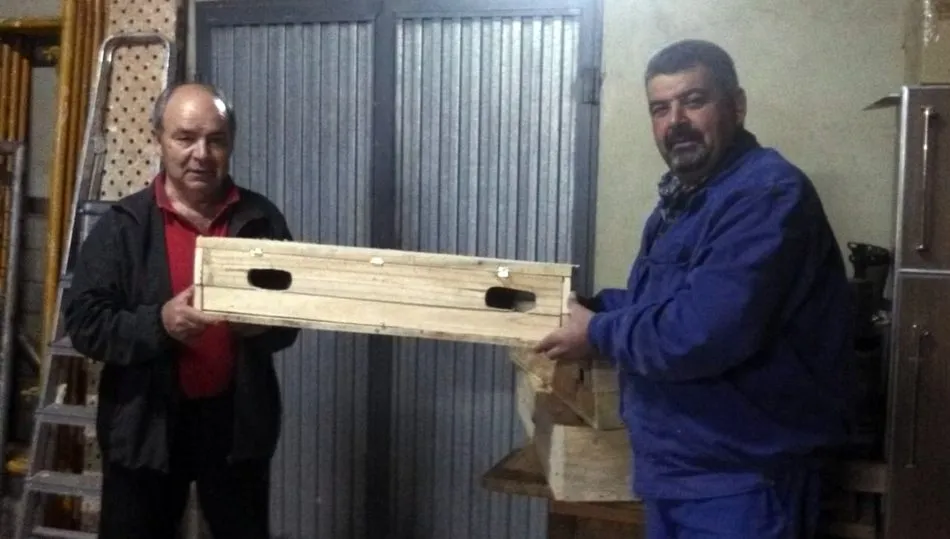 El alcalde de Boada junto con un integrante de Peña Gaviota antes de proceder a la colocación de las cajas nido en el depósito
