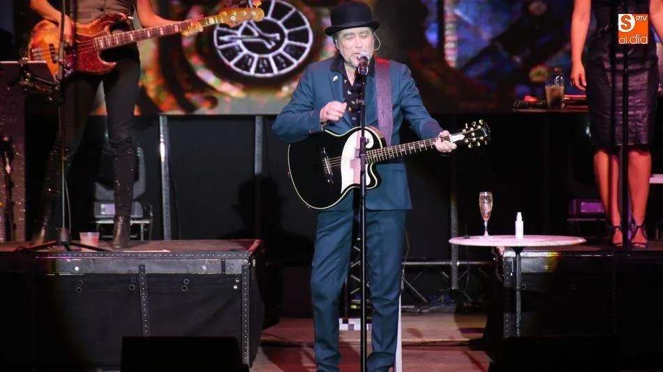 Joaquín Sabina se cae del escenario durante un concierto en Madrid  