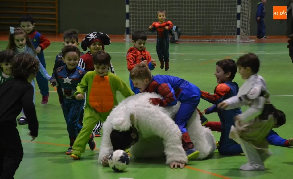 Una colección de superhéroes recibe al hombre invisible en la Escuela del III Columnas  