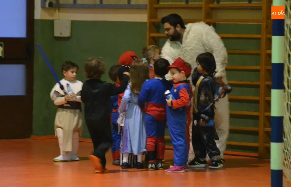 Foto 7 - Una colecci&oacute;n de superh&eacute;roes recibe al hombre invisible en la Escuela del III Columnas  