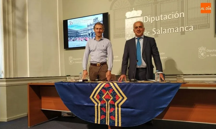 Jesús María Ortiz, diputado provincial, a la derecha, junto al director de la Escuela de Tauromaquia de la Diputación de Salamanca, José Ignacio Sánchez. Foto de Lydia González