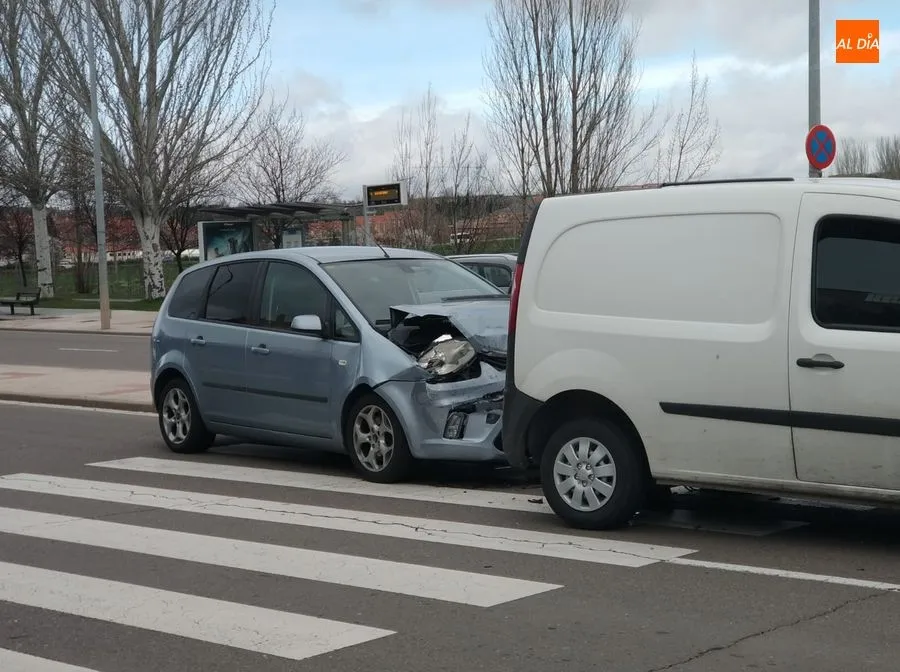 Foto 6 - La colisi&oacute;n de dos turismos provoca un atropello en la avenida Ignacio Ellacur&iacute;a