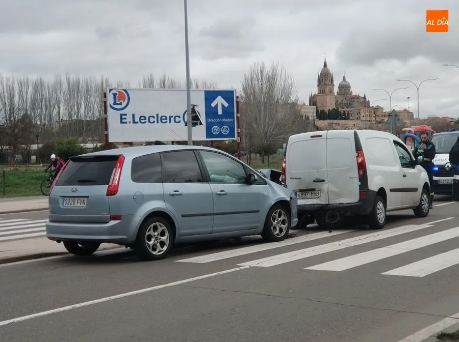 Foto 5 - La colisi&oacute;n de dos turismos provoca un atropello en la avenida Ignacio Ellacur&iacute;a