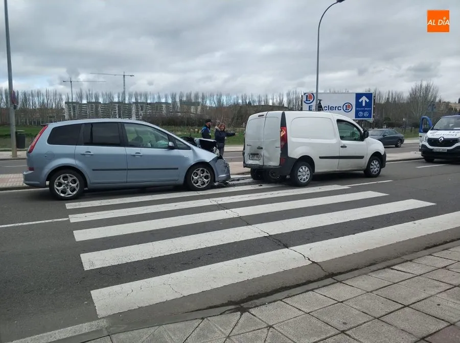 Foto 3 - La colisi&oacute;n de dos turismos provoca un atropello en la avenida Ignacio Ellacur&iacute;a