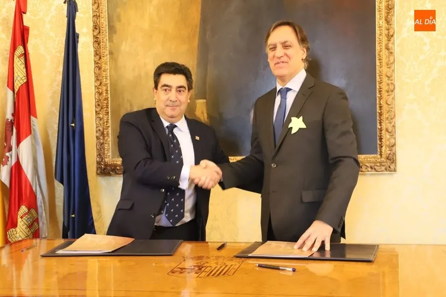 El alcalde de Salamanca, Carlos García Carbayo, y el presidente de la Confederación Empresarios Salmantinos (CES), José Vicente Martín Galeano, en el Ayuntamiento. Foto EP