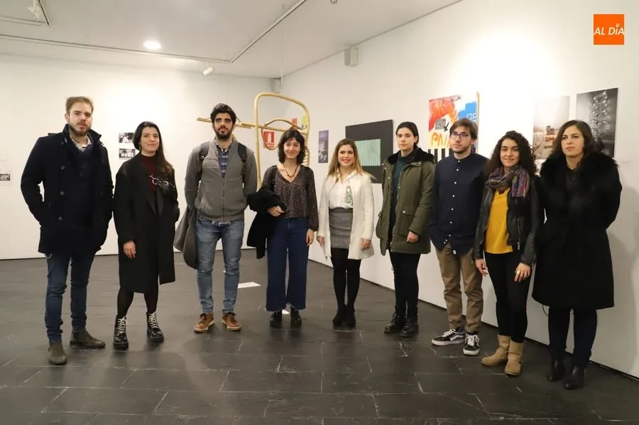 La directora general del Instituto de la Juventud, Estela López, junto a los artistas de esta exposición, en la Sala Unamuno. Foto de Lydia González
