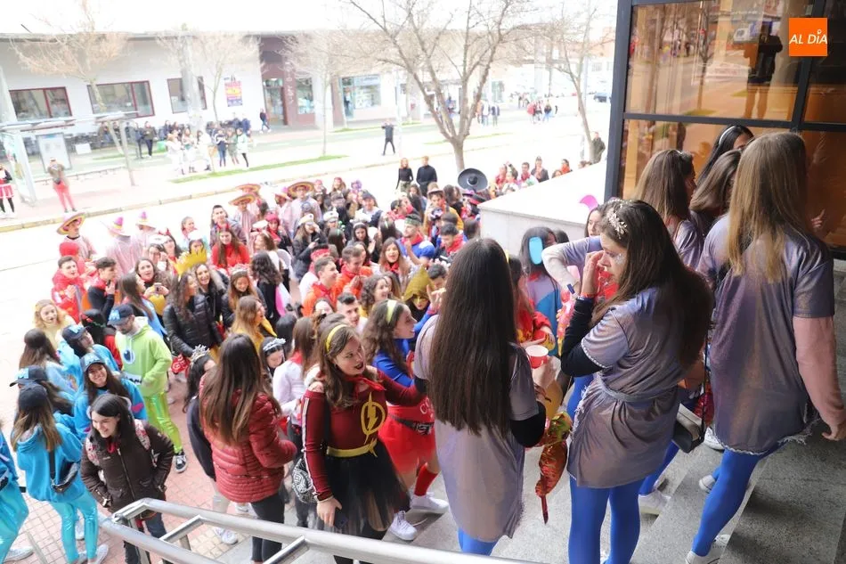 Foto 11 - Ambiente festivo en el Campus Unamuno con el desfile de las fiestas del Codex
