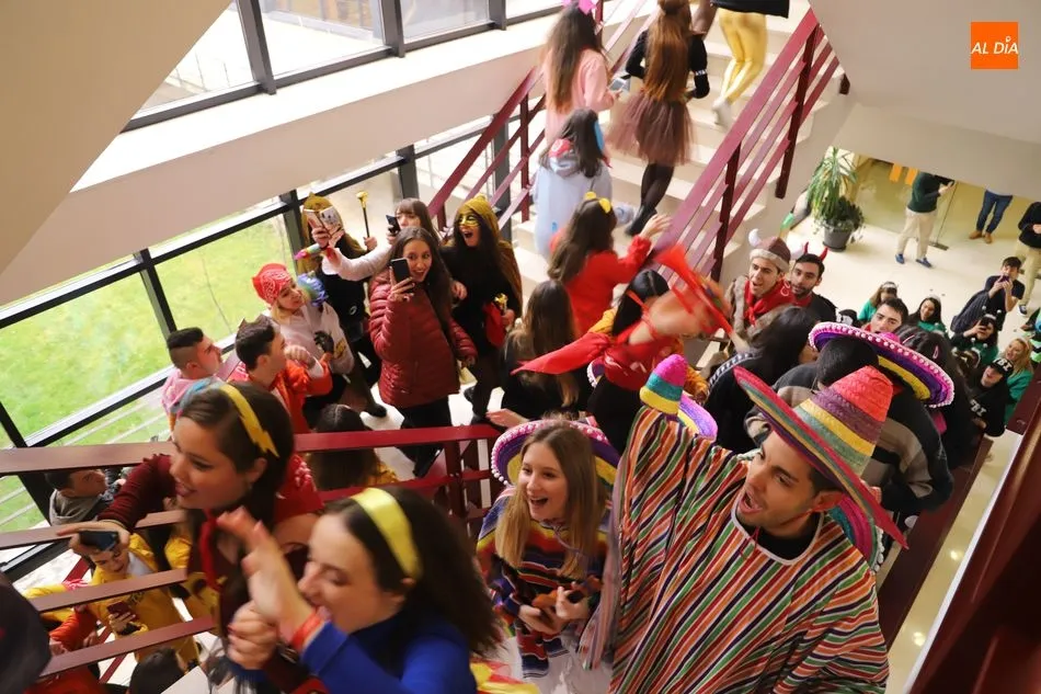 Foto 8 - Ambiente festivo en el Campus Unamuno con el desfile de las fiestas del Codex