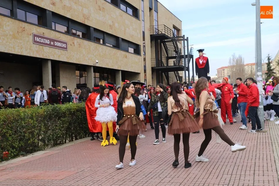 Foto 4 - Ambiente festivo en el Campus Unamuno con el desfile de las fiestas del Codex