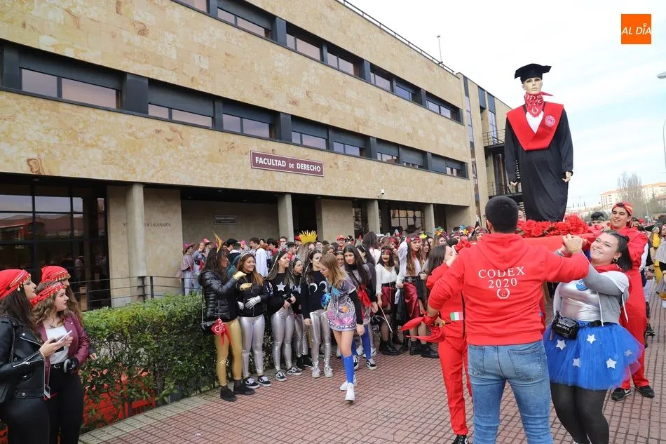 Foto 3 - Ambiente festivo en el Campus Unamuno con el desfile de las fiestas del Codex