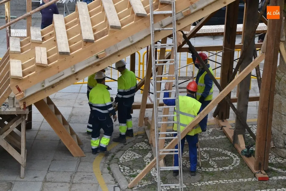 Foto 4 - Operarios del Ayuntamiento montan el primer tablao  