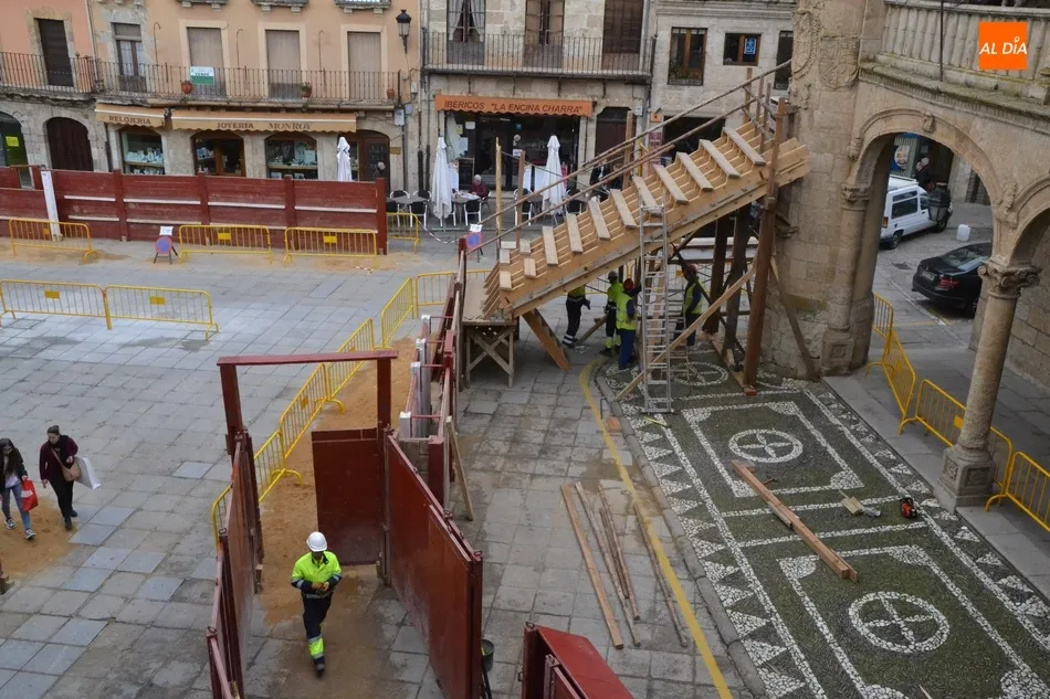 Foto 3 - Operarios del Ayuntamiento montan el primer tablao  