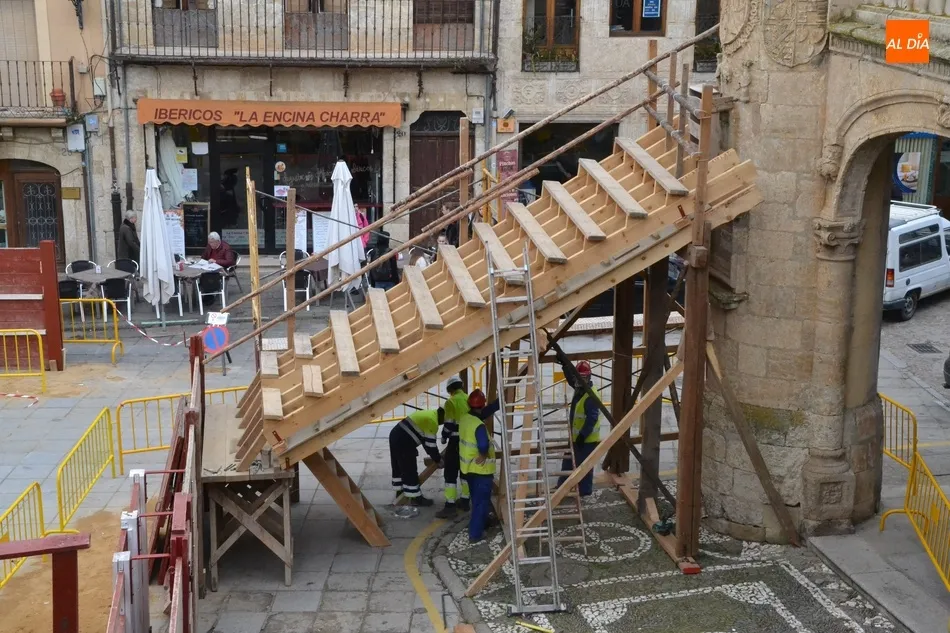 Foto 2 - Operarios del Ayuntamiento montan el primer tablao  