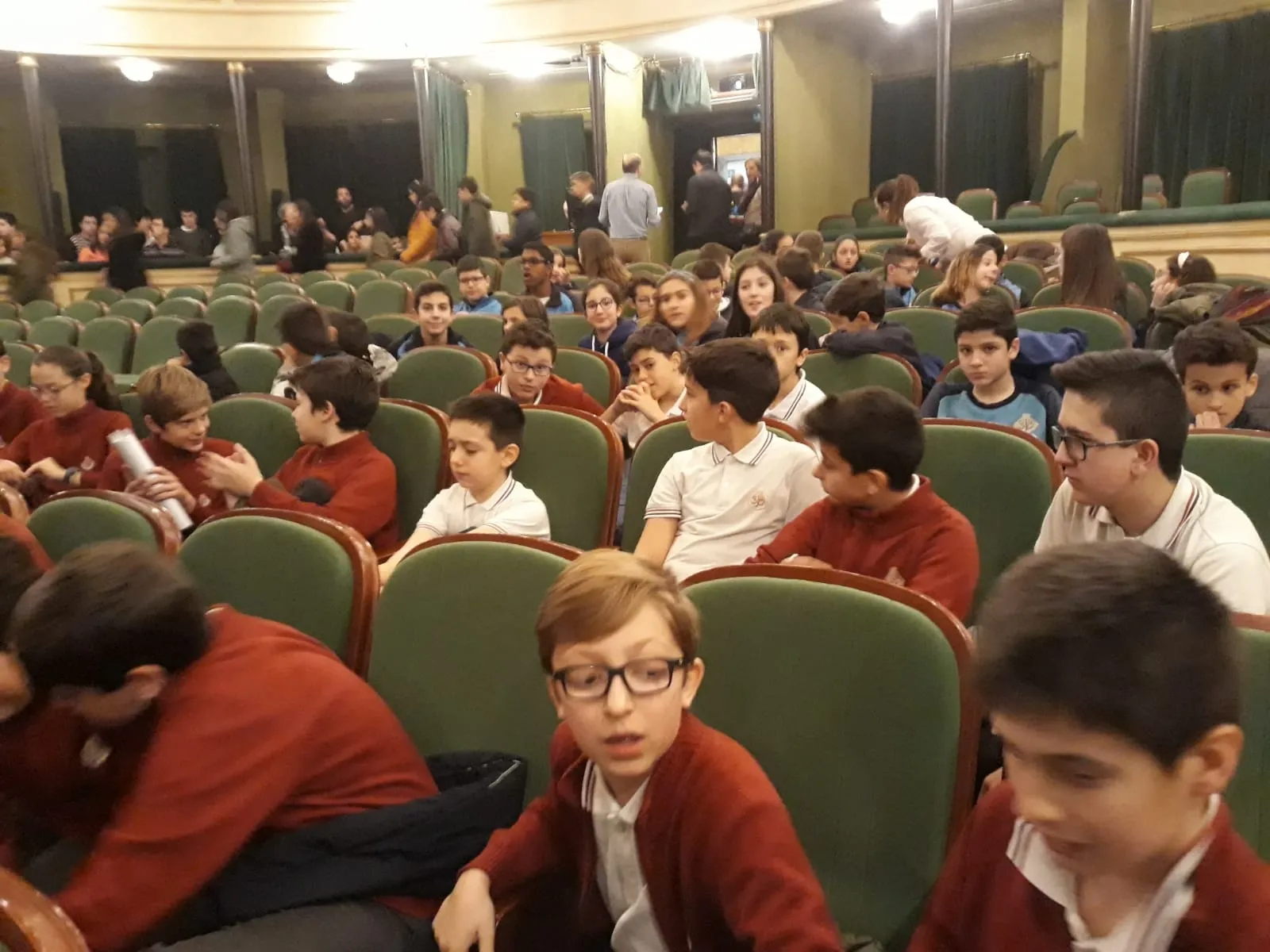 Foto 2 - Los estudiantes del San Juan Bosco disfrutan del teatro  