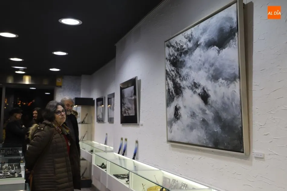 Foto 6 - La pintura de Shin Maruyama luce ya en la&nbsp;Galer&iacute;a Luis M&eacute;ndez Artesanos