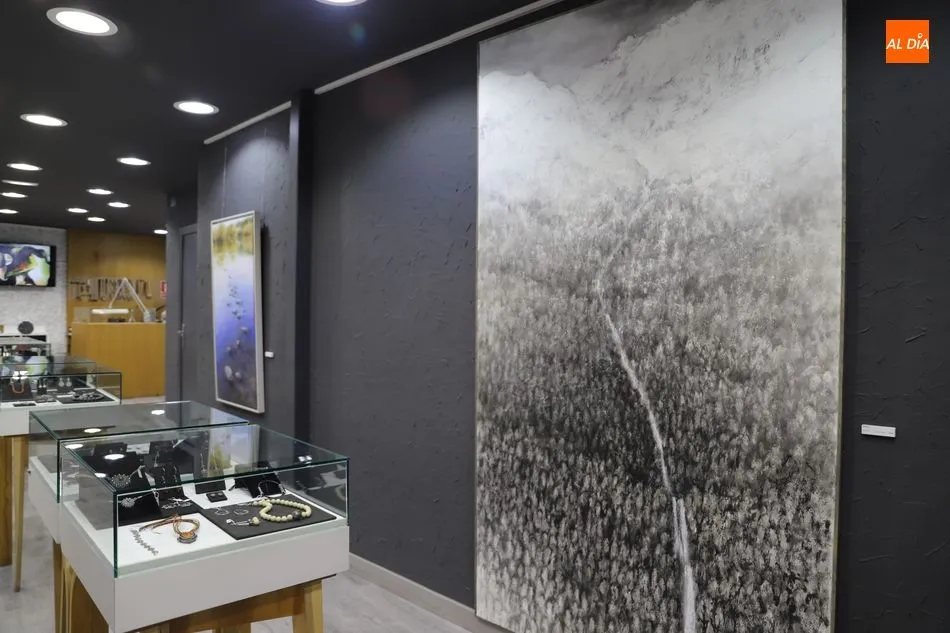 Foto 5 - La pintura de Shin Maruyama luce ya en la&nbsp;Galer&iacute;a Luis M&eacute;ndez Artesanos
