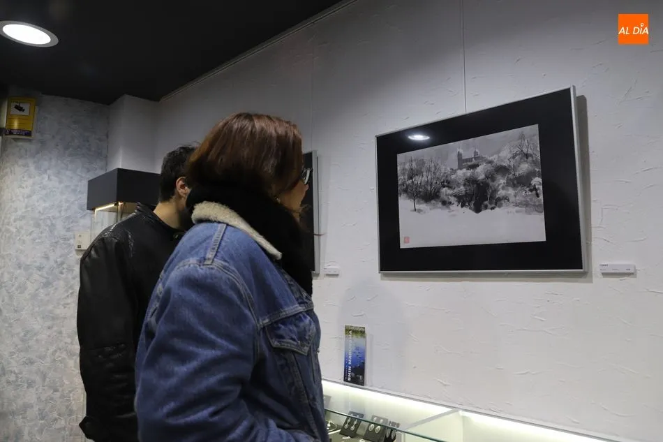 Foto 2 - La pintura de Shin Maruyama luce ya en la&nbsp;Galer&iacute;a Luis M&eacute;ndez Artesanos