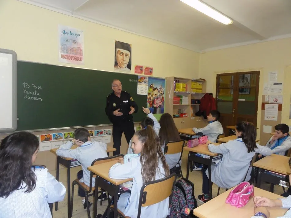 Foto 3 - Pedagog&iacute;a sobre c&oacute;mo actuar en redes sociales e internet, en el San Juan Bosco  