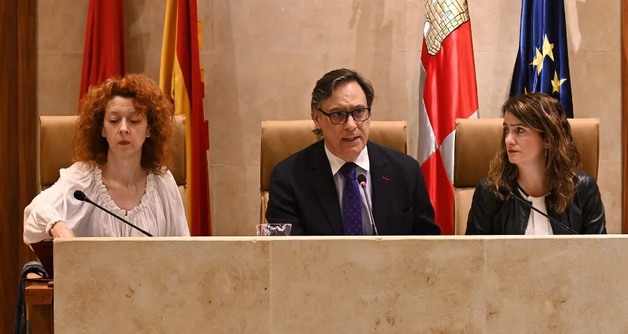 Carlos García Carbayo, alcalde de Salamanca, en el centro, en el pleno de este viernes