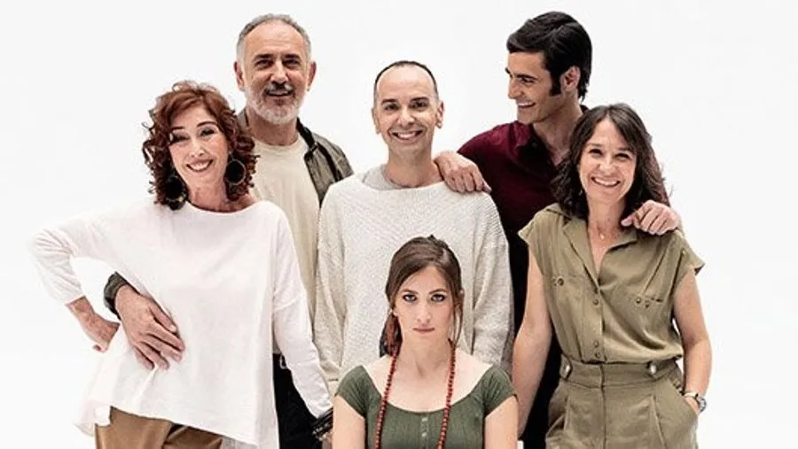 Verónica Forqué junto a Julio Vélez, Pilar Gómez, Jorge Muriel, Borja Maestre y Candela Salguero