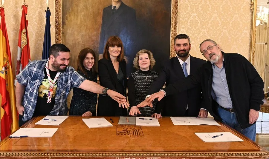 La concejal de Voluntariado, Almudena Parres, la vicerrectora de Estudiantes de la USAL, Ana Belén Ríos, el vicerrector de Estudiantes de la UPSA, Juan Manuel Castro, la presidenta de la Red de Voluntariado de Salamanca, Rosa Hernández, el presidente de l