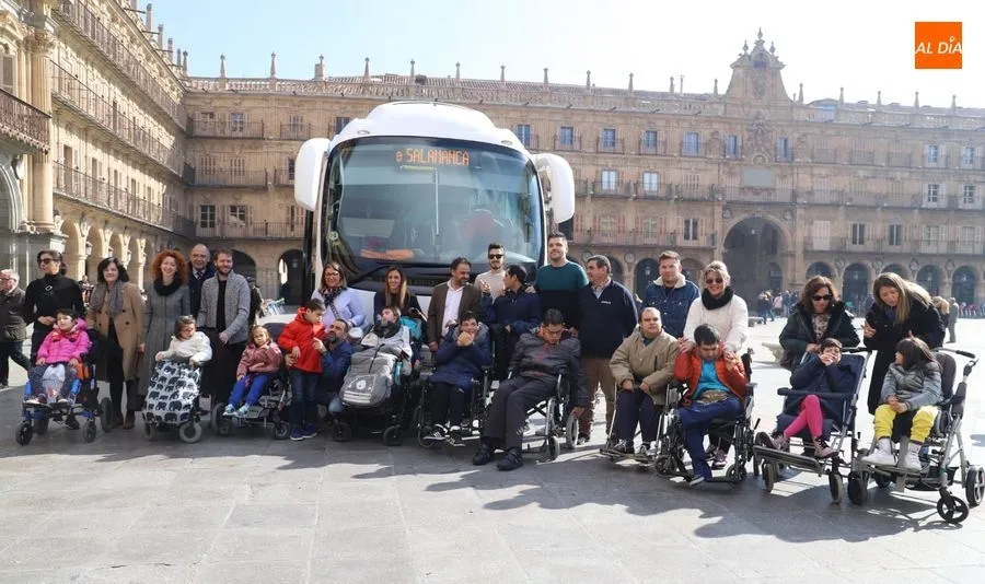 Miembros de Aspace Salamanca se sumaron a la concejala Ana Suárez en la presentación del autobús adaptado